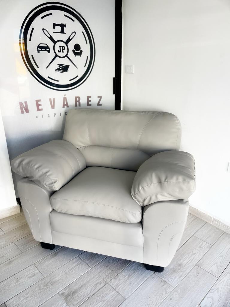 Sillón tapizado en blanco